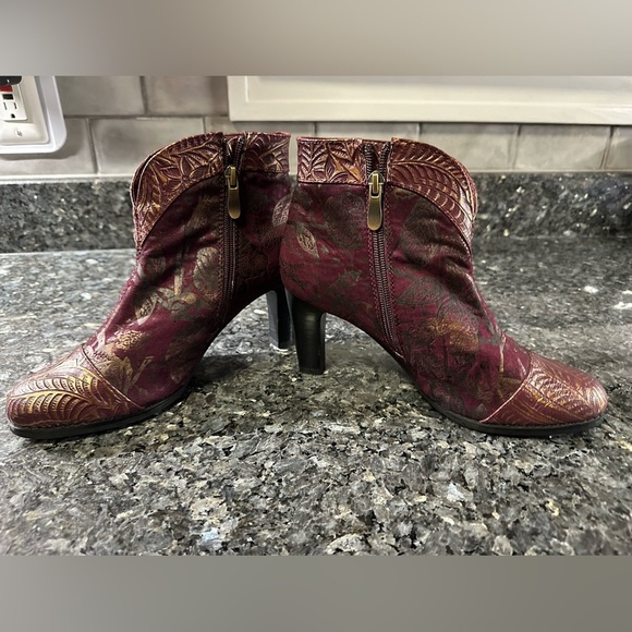 L'Artiste Spring Step Size 38 7.5 US Lidia Brown Gold Embossed Heels Ankle Boots - Picture 2 of 16